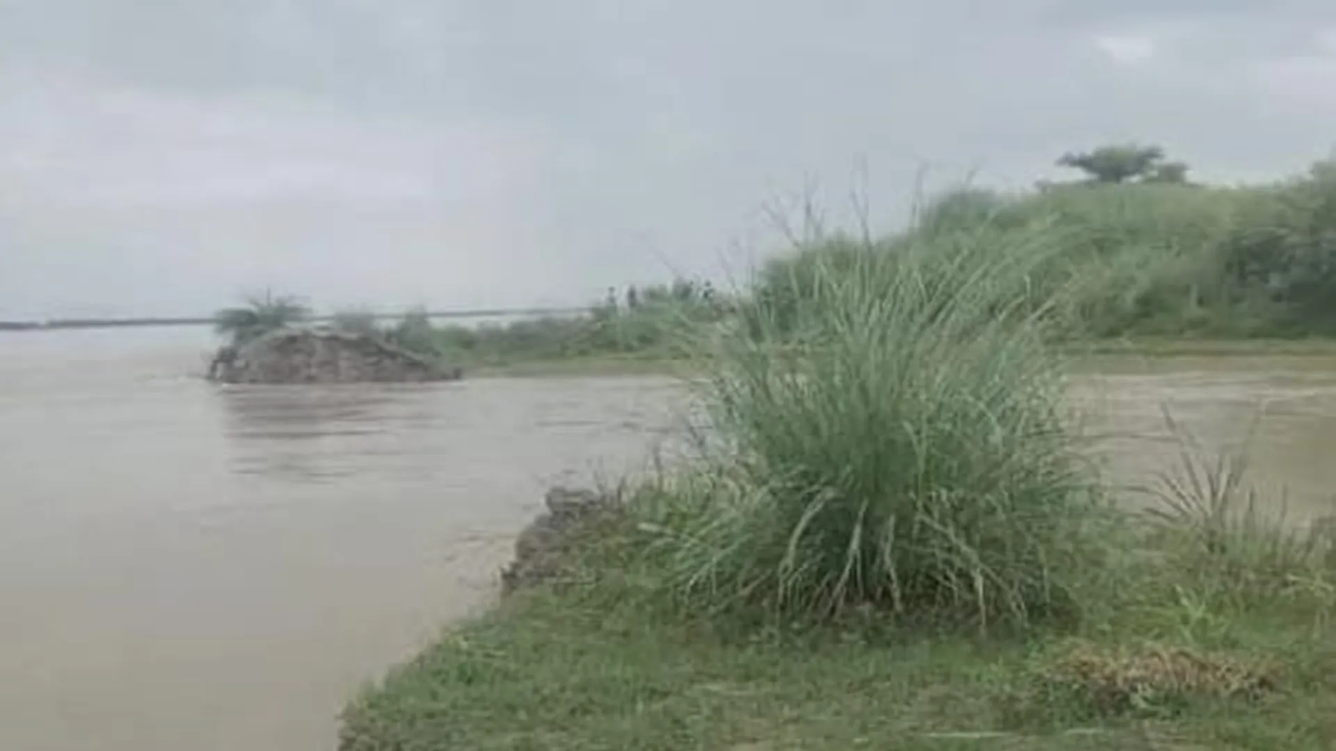 UP: लखपेडा में बांध टूटने से छह गांव डूबे...सैकड़ों हेक्टेयर फसलें जलमग्न