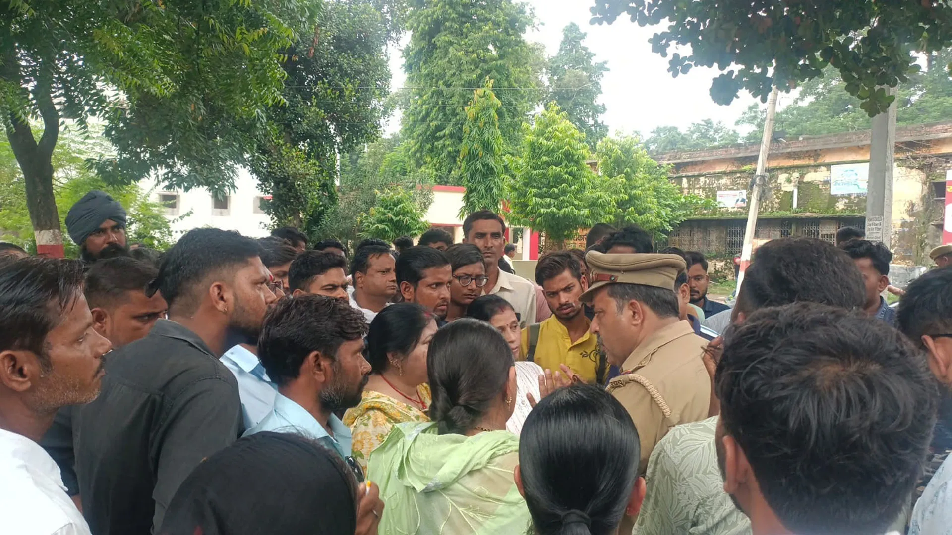 लखीमपुर खीरी: लव जिहाद मामले में पुलिस की ढिलाई पर कोतवाली में हंगामा 