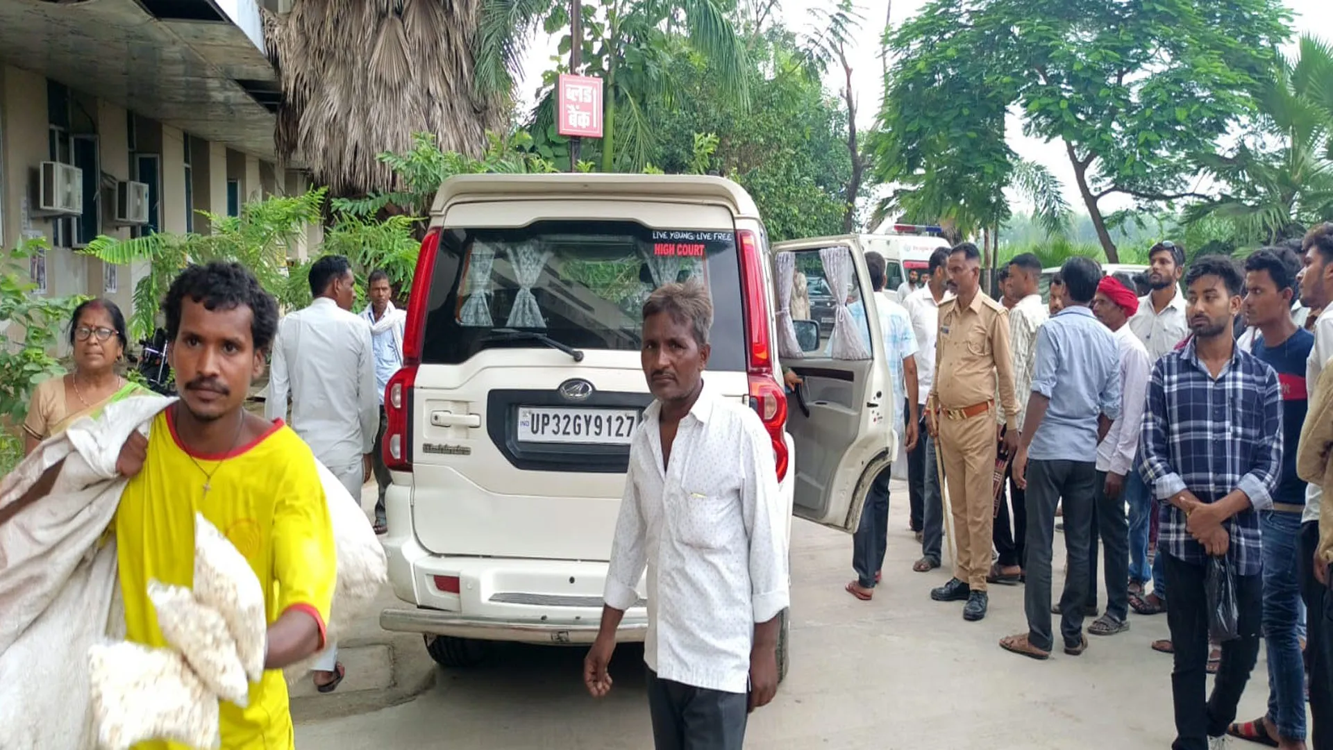 लखीमपुर खीरी : जिला अस्पताल के इमरजेंसी गेट पर दो पक्ष भिड़े, जमकर मारपीट