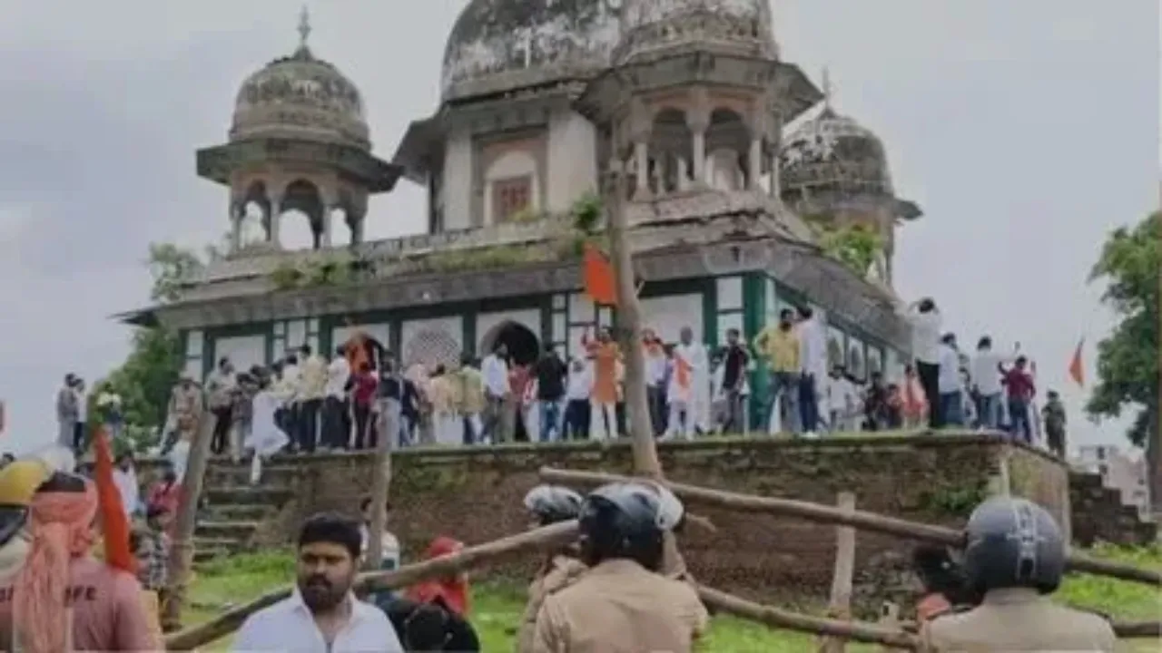 फतेहपुर में निषेधाज्ञा लागू : विवादित मकबरे पर हंगामे के बाद कड़ी सुरक्षा, जन्माष्टमी तक निगरानी बढ़ी