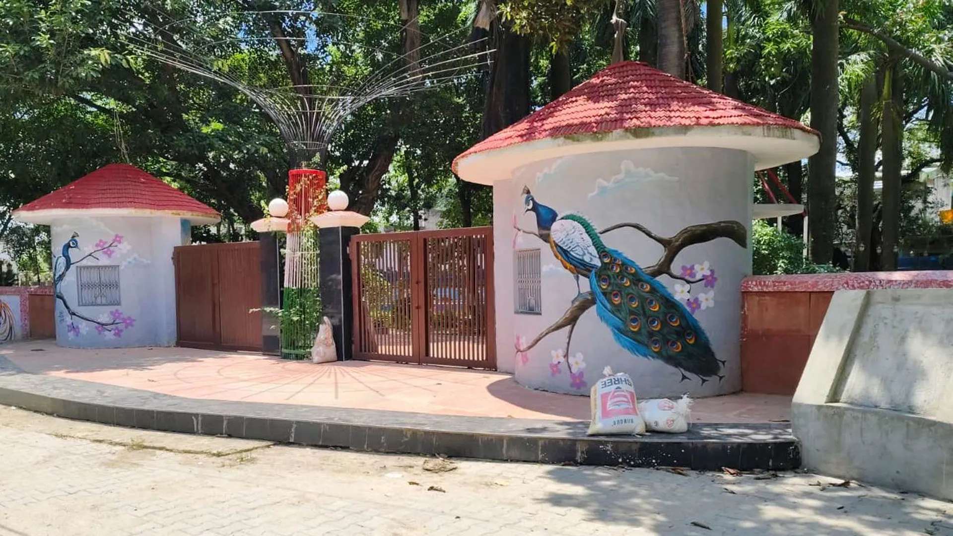 पीलीभीत: ठेकेदार ने उखाड़े जनप्रतिनिधियों और वरिष्ठ अधिकारियों के शिलापट, शिकायत के बाद मची खलबली 