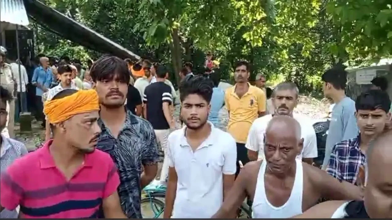 दिनदहाड़े शर्मनाक हरकत : छात्राओं से छेड़छाड़, बचाने आए ग्रामीण की लात-घूंसो से पिटाई- दो शोहदे चिन्हित