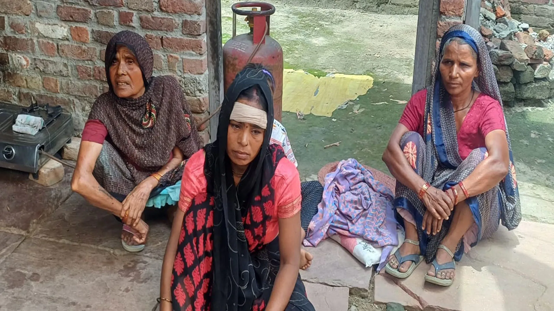 UP : चार महीने भी नहीं चली लव मैरिज, पत्नी पर चाकू से हमला किया...फिर खुद फांसी लगाकर दी जान