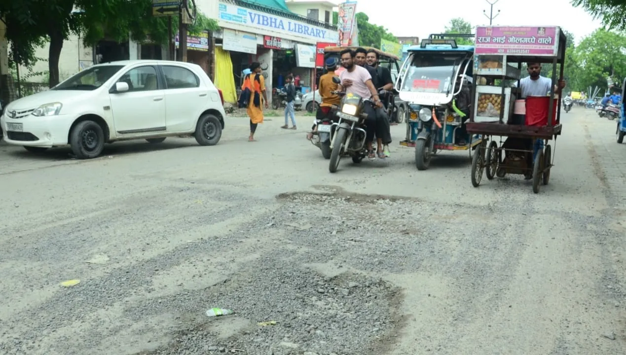 स्मार्ट सिटी में गड्ढों का साम्राज्य, सड़क पर हर सफ़र बन रहा हादसे का सफ़र