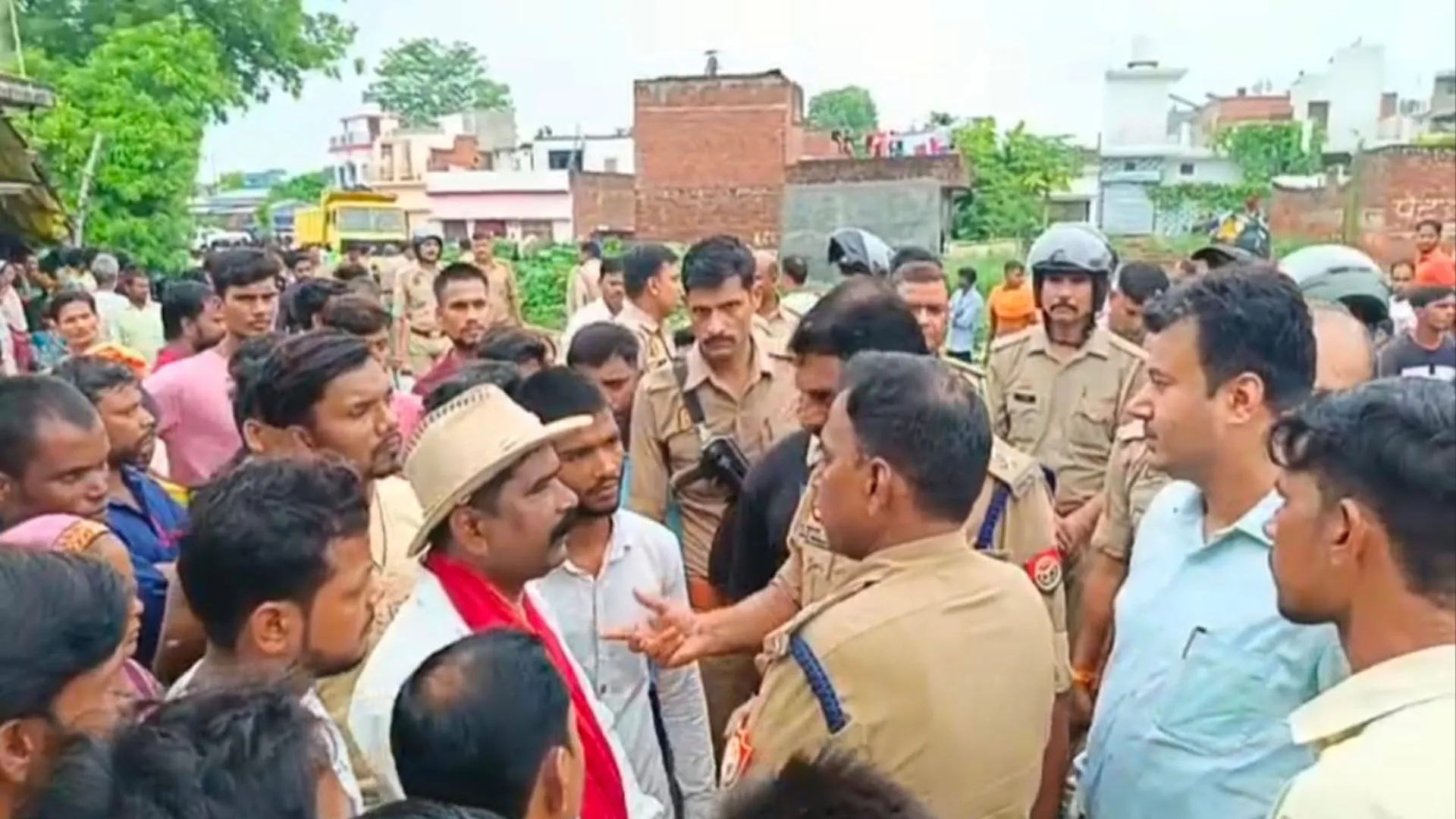 लखीमपुर खीरी: अवैध झोपड़पट्टी हटाने के आश्वासन पर थमा हंगामा, 24 घंटे बाद हुआ अंतिम संस्कार