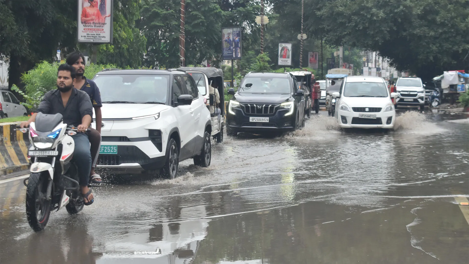 Bareilly: तीन दिन से हो रही बारिश में कई जगह नाले उफान पर...सड़के बन गईं तालाब