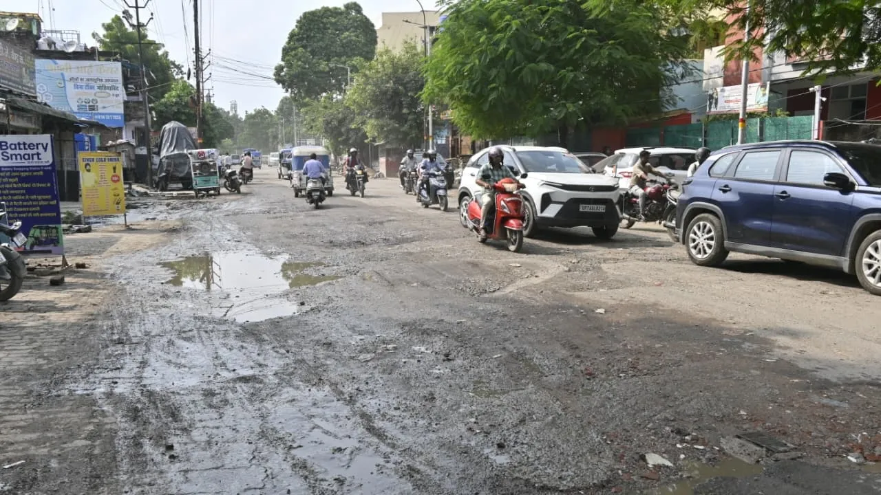 सड़क में गड्ढा