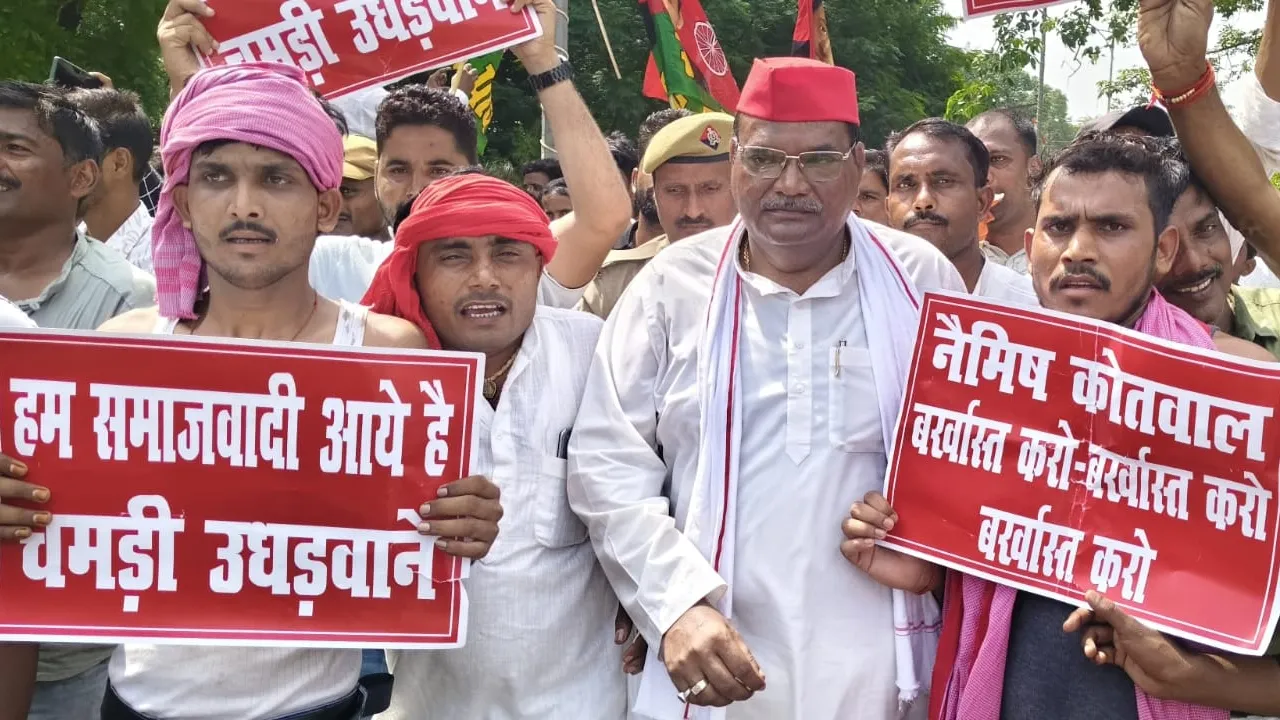 कोतवाल साहब! आइए, चमड़ी उधेड़कर ले जाइए : पूर्व मंत्री और विधायक पर अभद्र टिप्पणी से भड़के सपा नेता, कलेक्ट्रेट पर हंगामा-प्रदर्शन