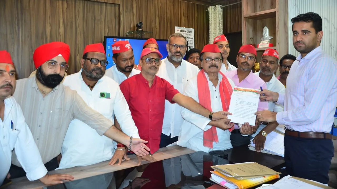 88 वार्डों की सड़कों पर 5000 गड्ढे, कई इलाकों में दूषित पानी : सपा ने नगर आयुक्त को सौंपा ज्ञापन