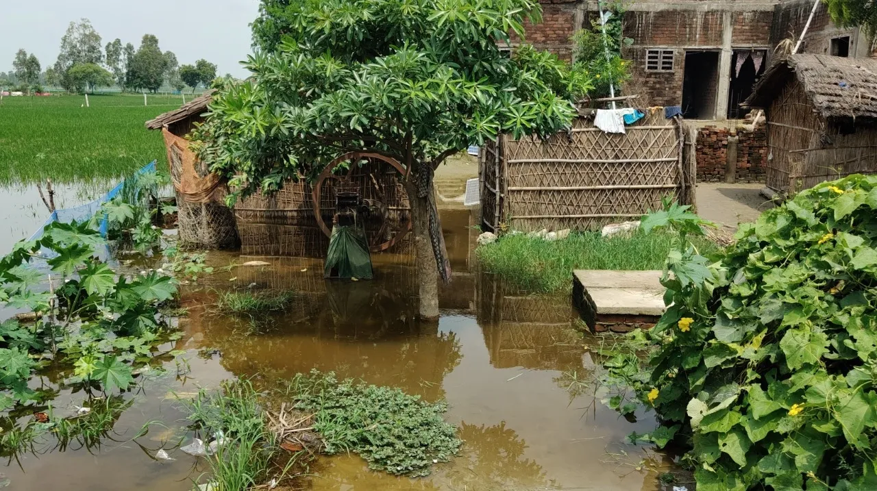 बाराबंकी : छोड़े गए पानी से सरयू उफान पर, डूबे गांव, डरे लोग