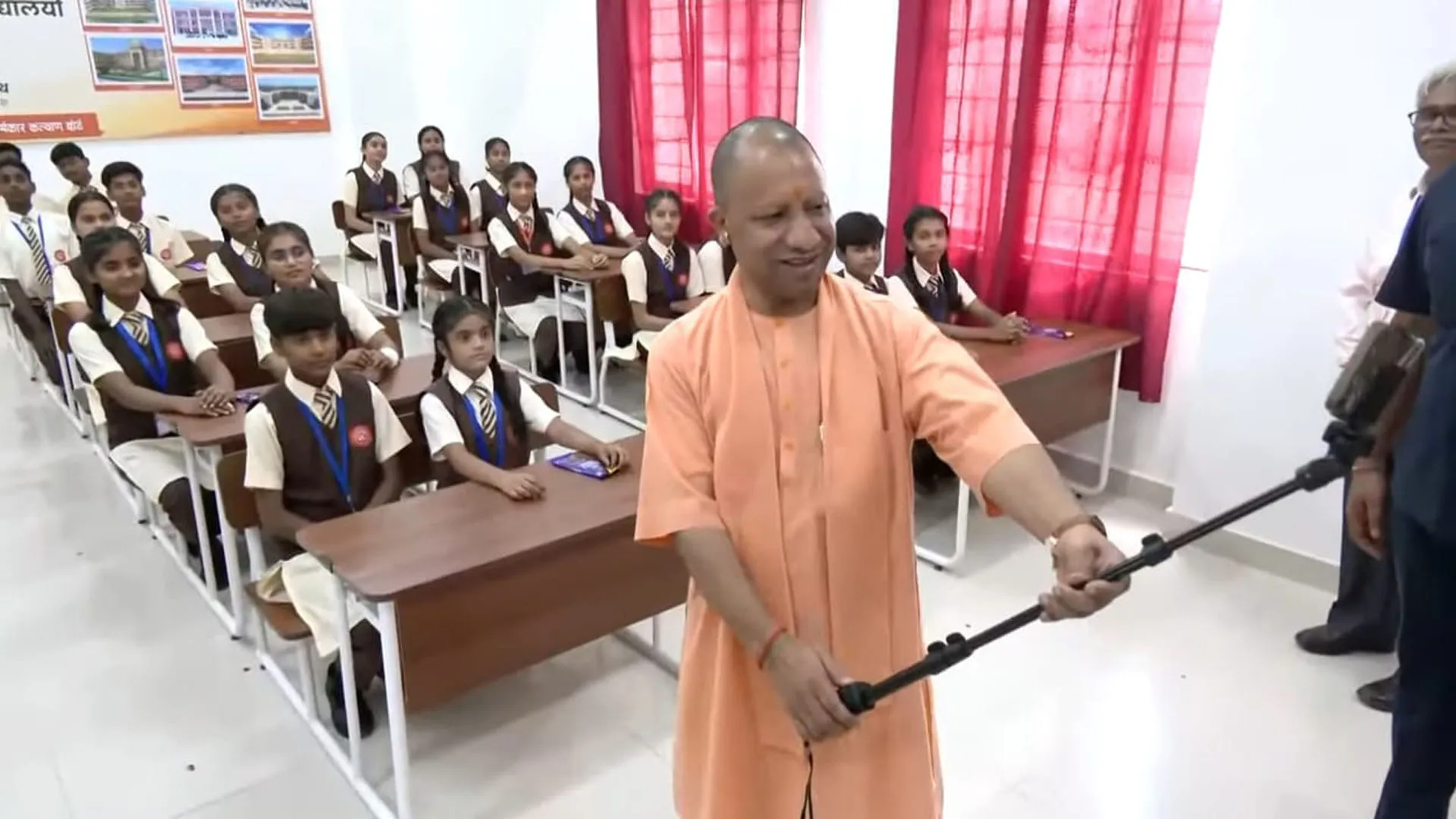 मुरादाबाद: अटल आवासीय विद्यालय में छात्र-छात्राओं के साथ सीएम योगी ने ली सेल्फी