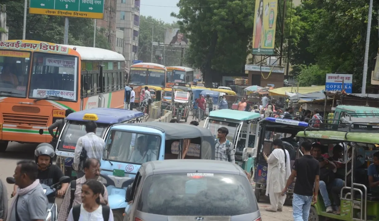 कानपुर में सीवर जाम से त्रस्त लोगों का फूटा गुस्सा, सड़क पर लगाया जाम