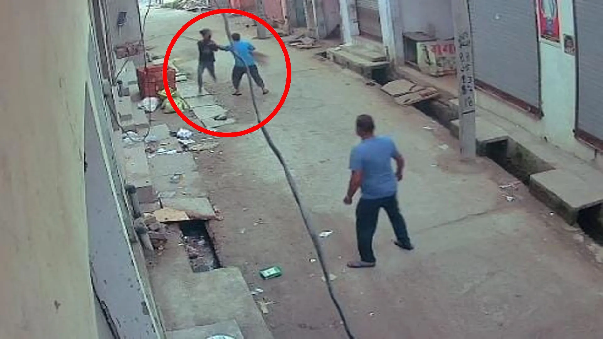 UP : किशोरी के अपहरण का आरोपी थाने से भागा...दौड़ाकर पकड़ने का CCTV हुआ वायरल