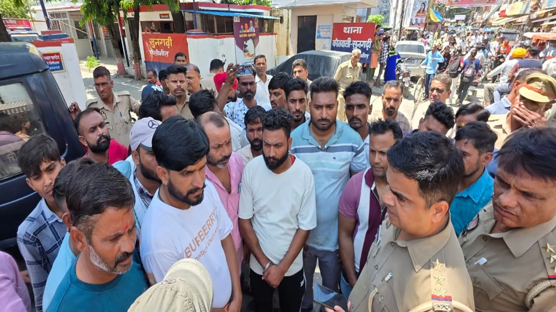 पीलीभीत: डग्गामार वाहनों पर कार्रवाई...भड़के ईको चालकों ने थाने के बाहर किया हंगामा