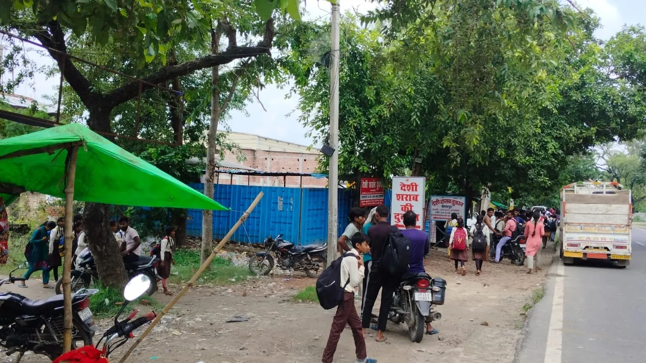 बाराबंकी में बच्चों की पढ़ाई पर ‘नशे’ का साया, शराब की दुकान के साथ लगकर चल रहा विद्यालय