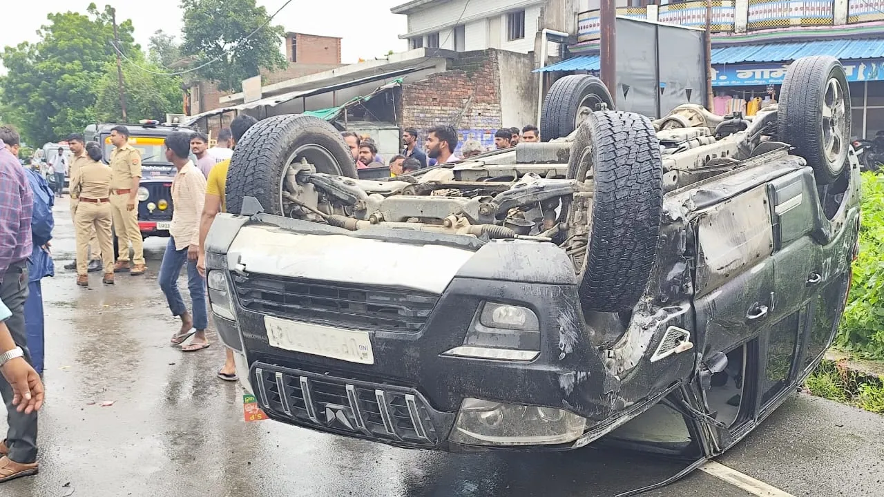 “विधायक” लिखी स्कॉर्पियो की टूटी स्टेरिंग : 50 मीटर घिसटकर बाइकें तोड़ीं, बड़ा हादसा टला