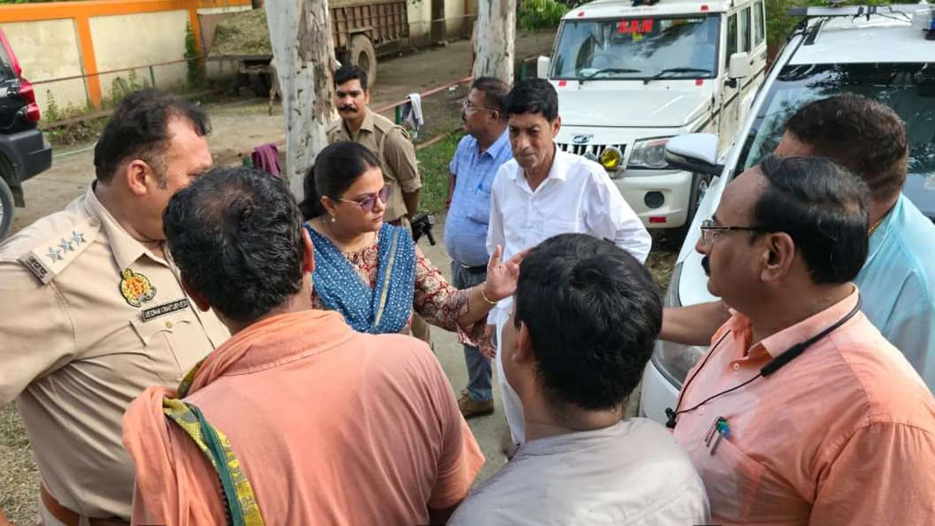 पीलीभीत: देवीपुरा गोशाला में बारिश के बाद जमा पानी में पशुओं के शव तैरते मिलने पर हंगामा 