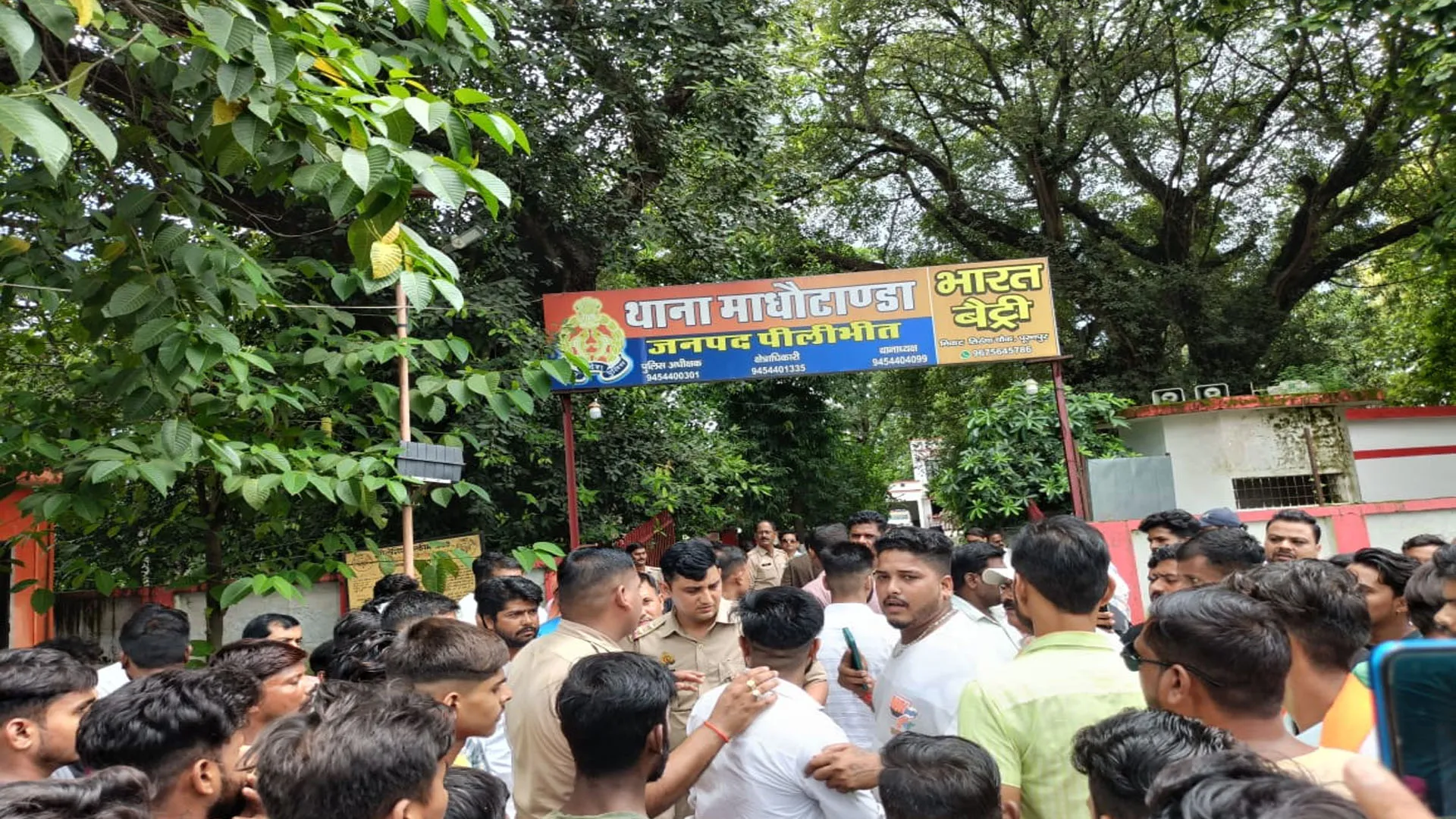 UP: देवी देवताओं पर अभद्र टिप्पणी से उबाल, हिंदू संगठन ने थाने के बाहर किया हंगामा