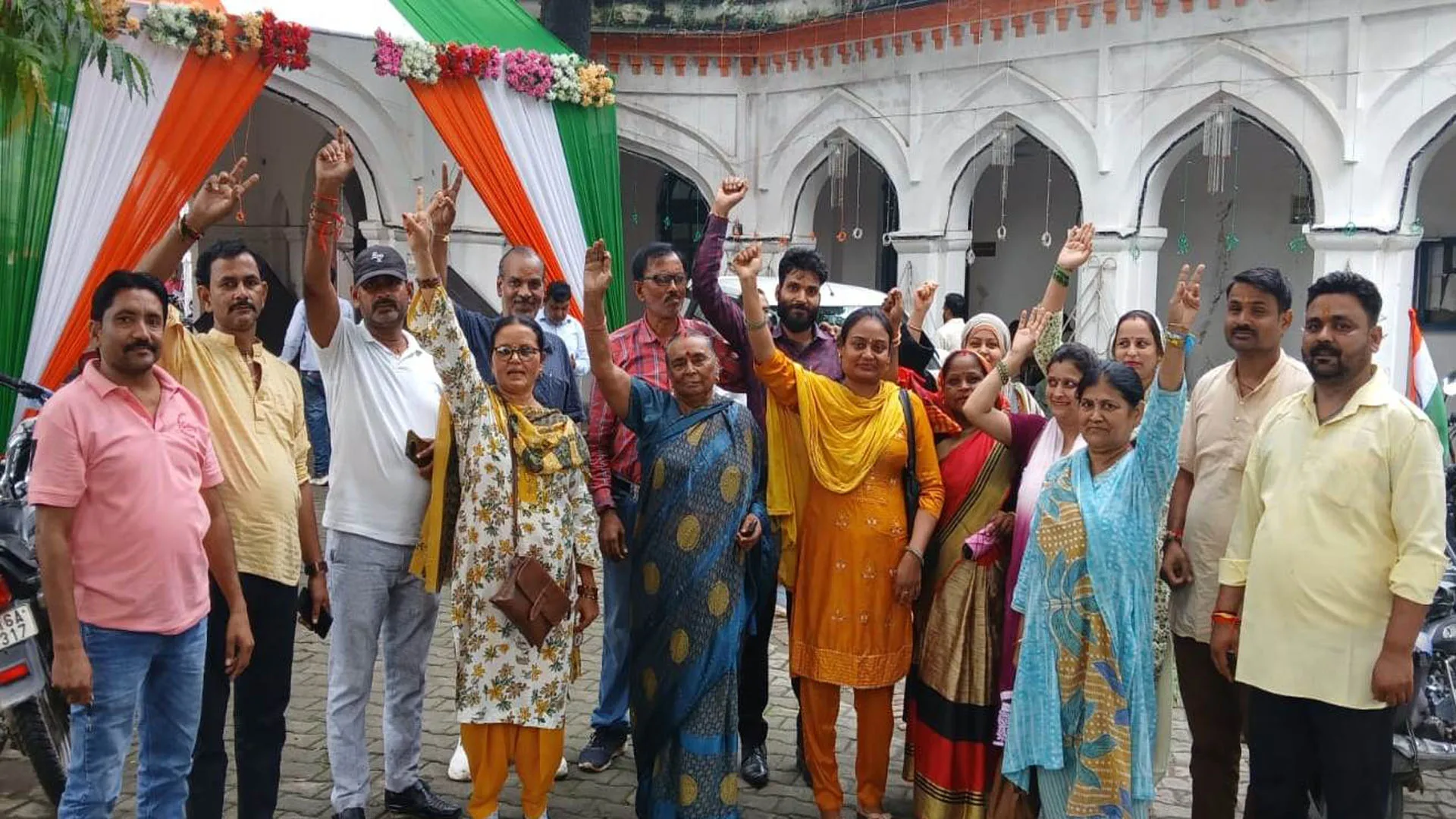 पीलीभीत: राज्यमंत्री प्रतिनिधि की आपत्ति पर बैठक निरस्त...बहिष्कार कर 14 सभासद रहे सदन के बाहर 