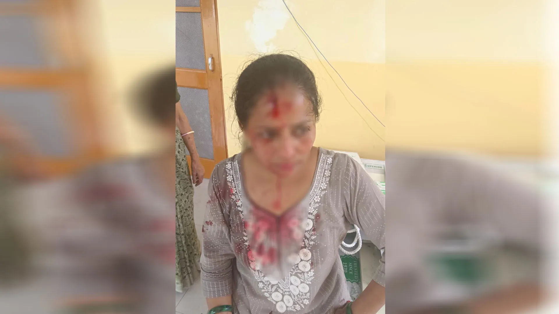 लखीमपुर खीरी: शराब की बोतल से महिला पर हमला...रिवॉल्वर लहराकर दबंग युवक ने दी धमकी