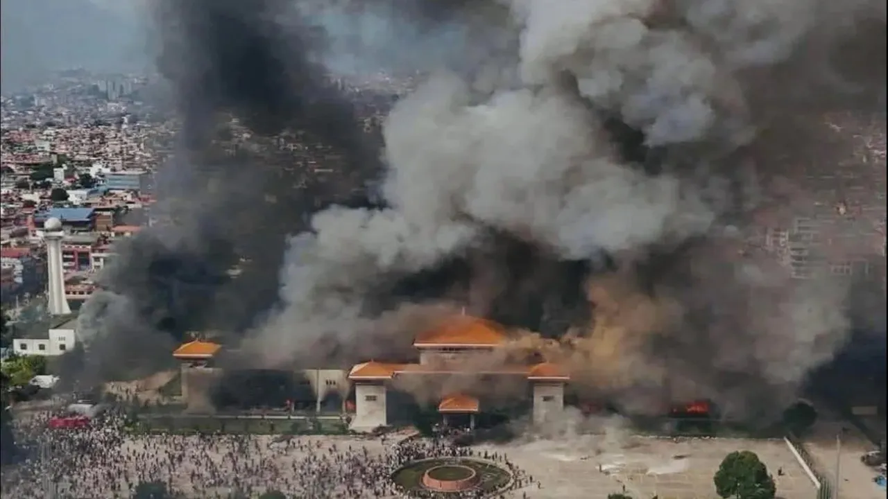 Nepal Gen-Z protest: नेपाल में प्रदर्शनकारियों ने फूंका सुप्रीम कोर्ट, संसद को किया आग के हवाले, पूर्व पीएम लहुलूहान, वित्त मंत्री को भी दौड़ाकर पीटा