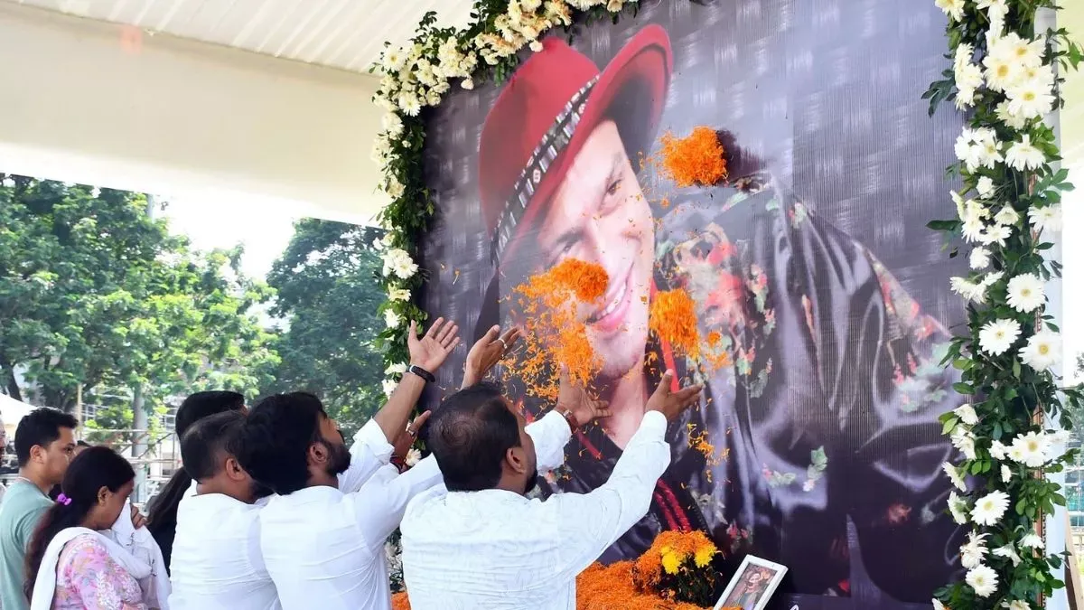 Zubeen Garg Tribute: जुबीन गर्ग का पार्थिव शरीर असम पहुंचा, अपने चहेते संगीतकार को श्रद्धांजलि देने जुटे लाखों लोग