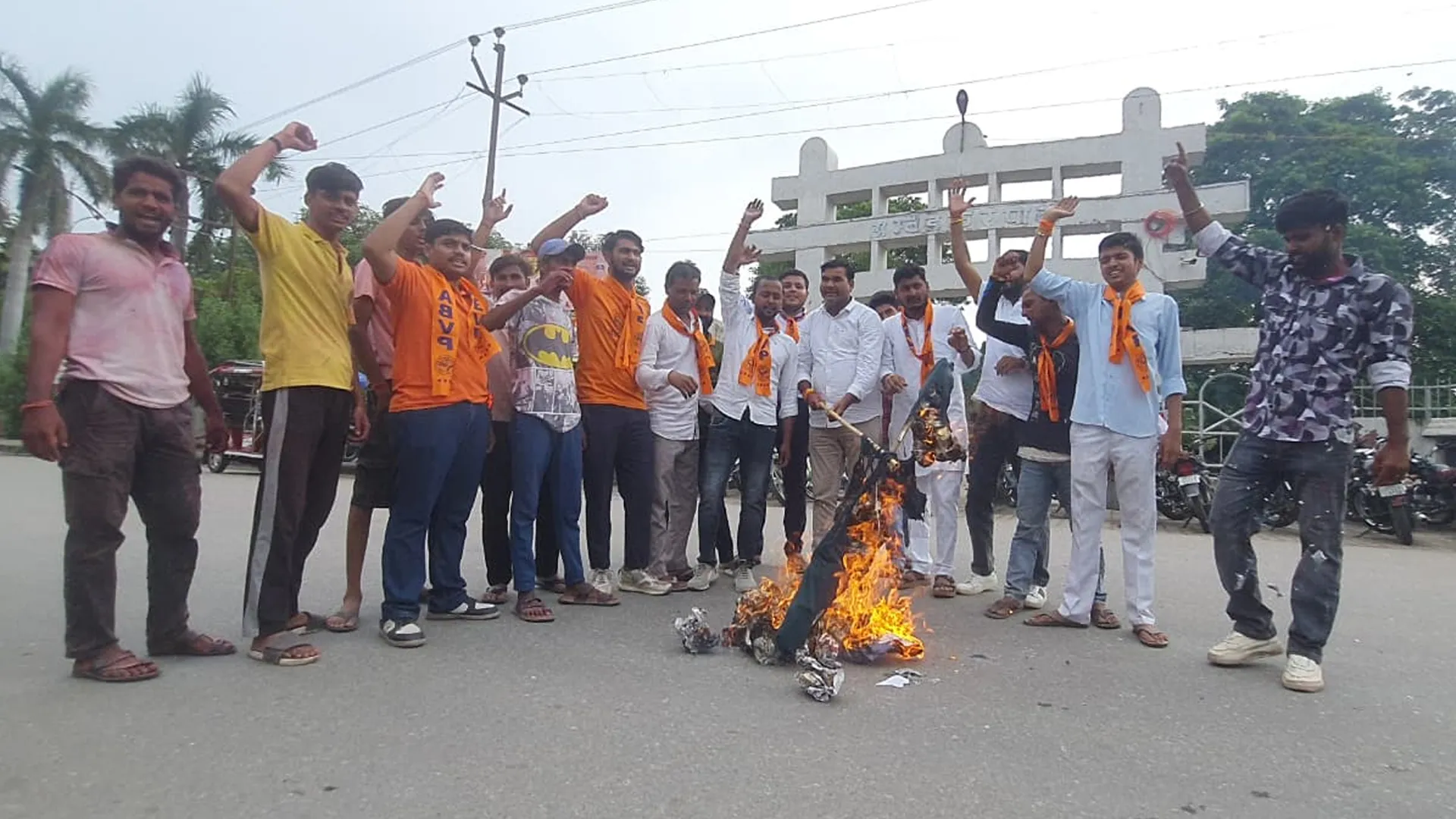 रामपुर : एबीवीपी ने लखनऊ पुलिस का पुतला फूंका