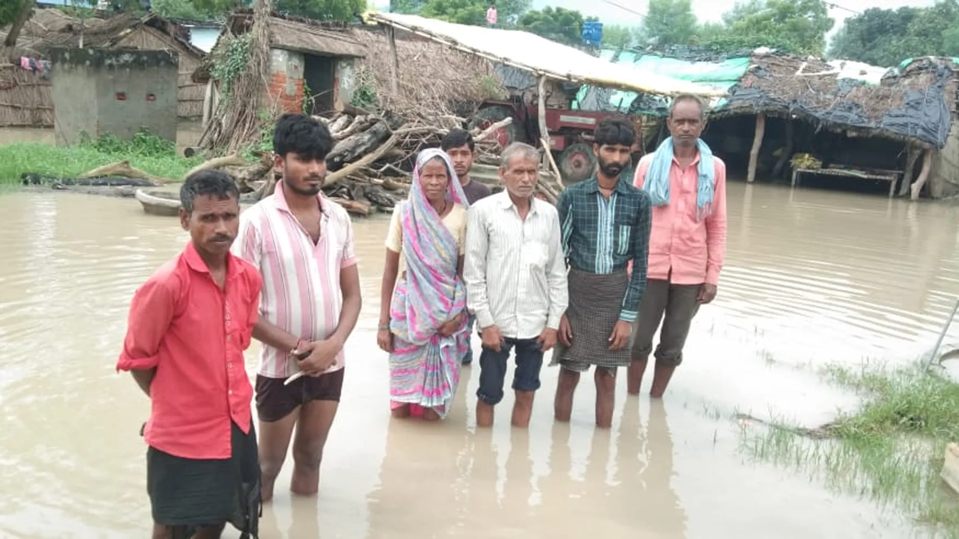 लखीमपुर खीरी : घर डूबे, छतों पर जिंदगी…मदद को तरसते ग्रामीण