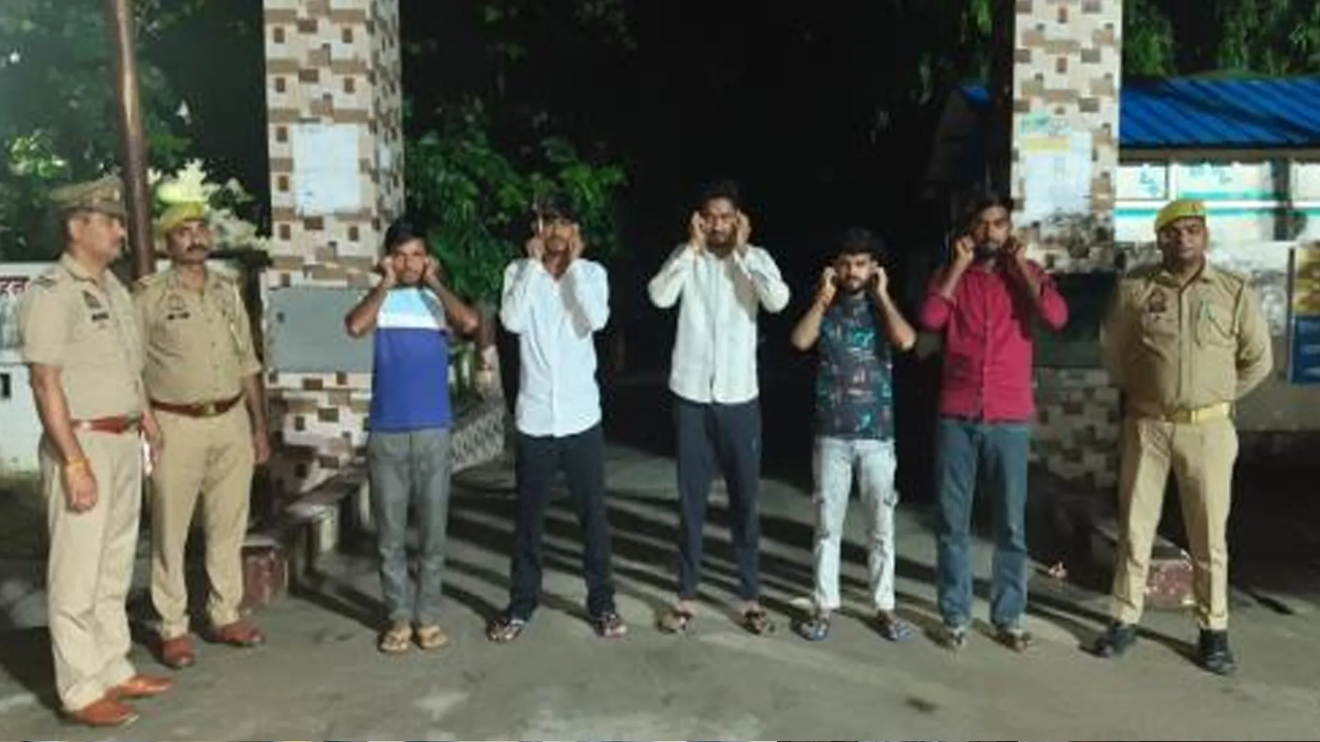 संभल : थाने के गेट पर बनाई रील, फिर कान पकड़कर मांगी माफी