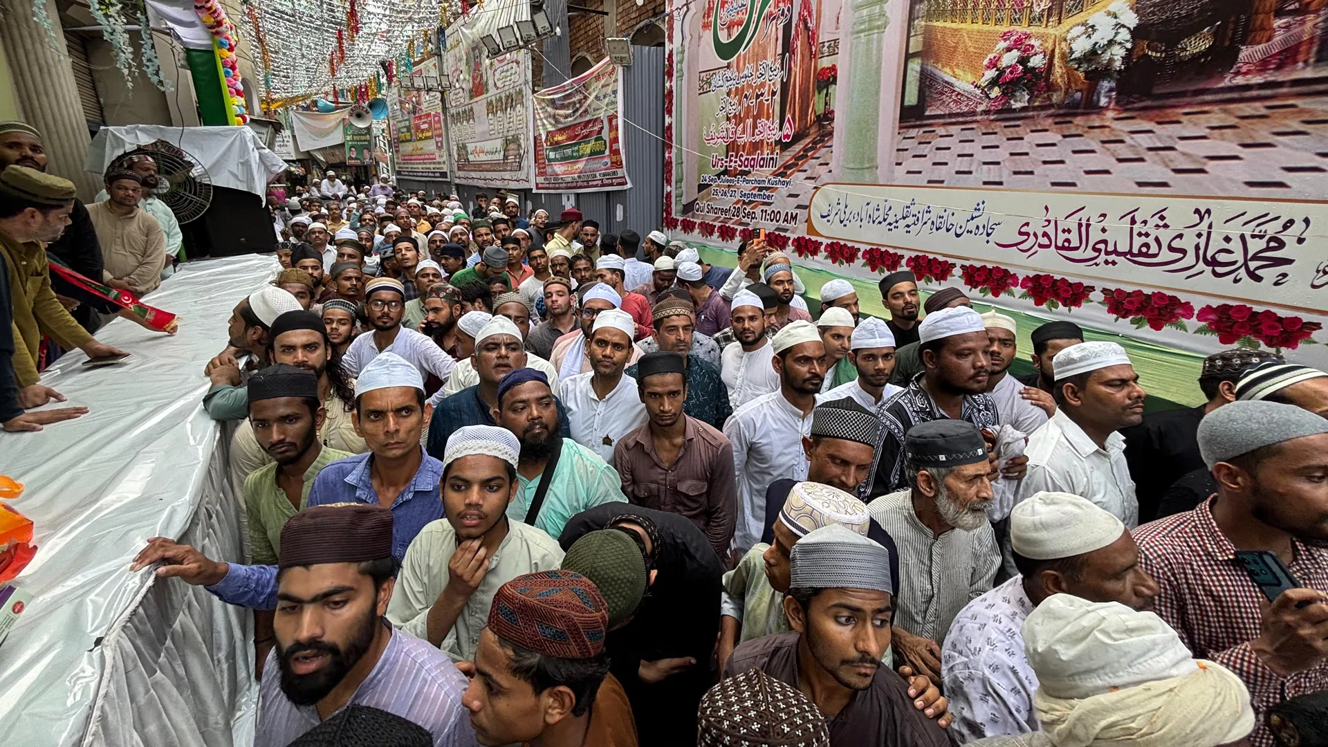 बरेली : देशभर में छाया ईद मिलादुन्नबी का जश्न, मस्जिदों से आम हुआ पैगंबर-ए-इस्लाम का पैगाम