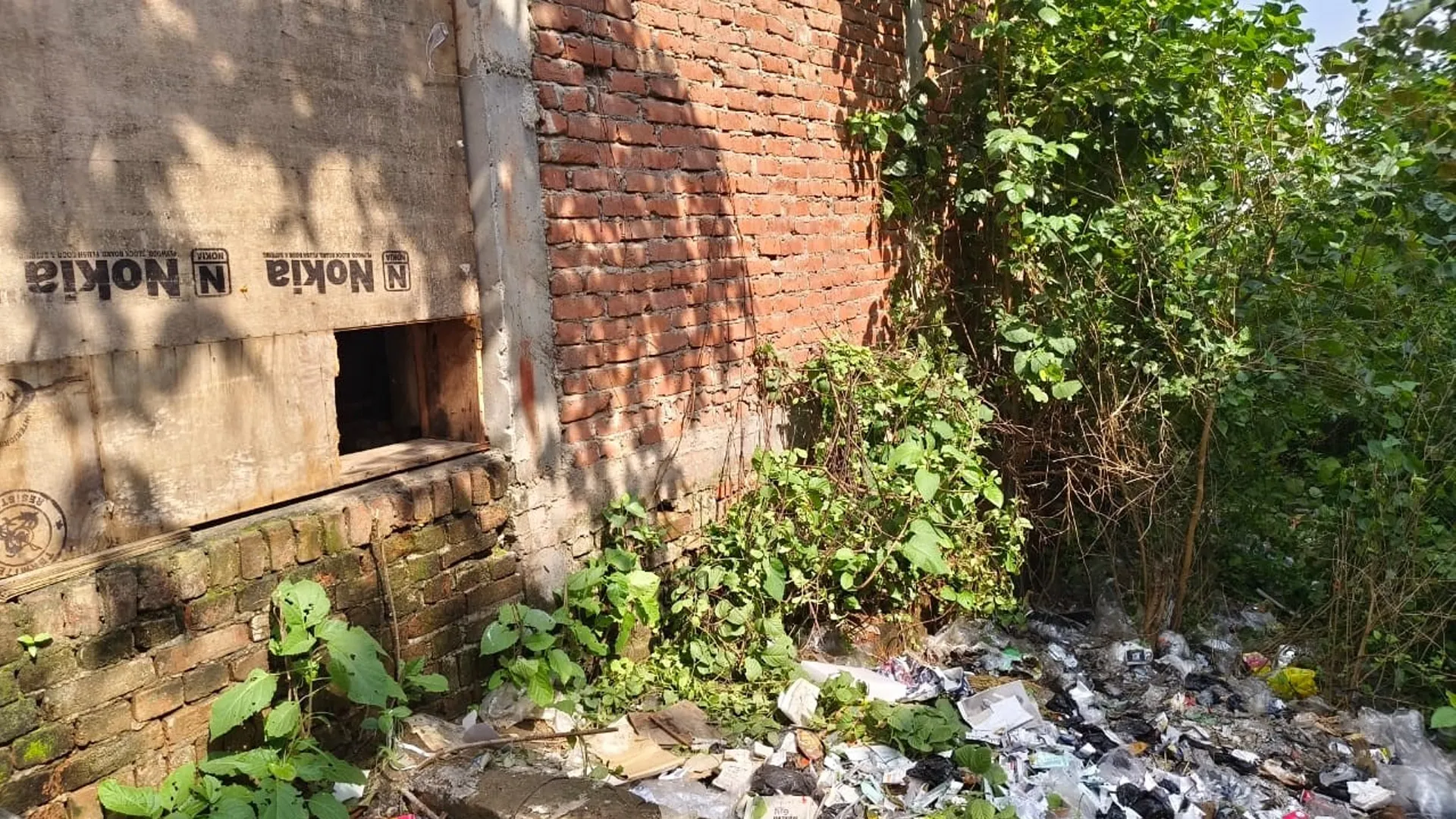 लखीमपुर खीरी : पुलिस चौकी के पास कपड़े की दुकान पर हजारों की चोरी