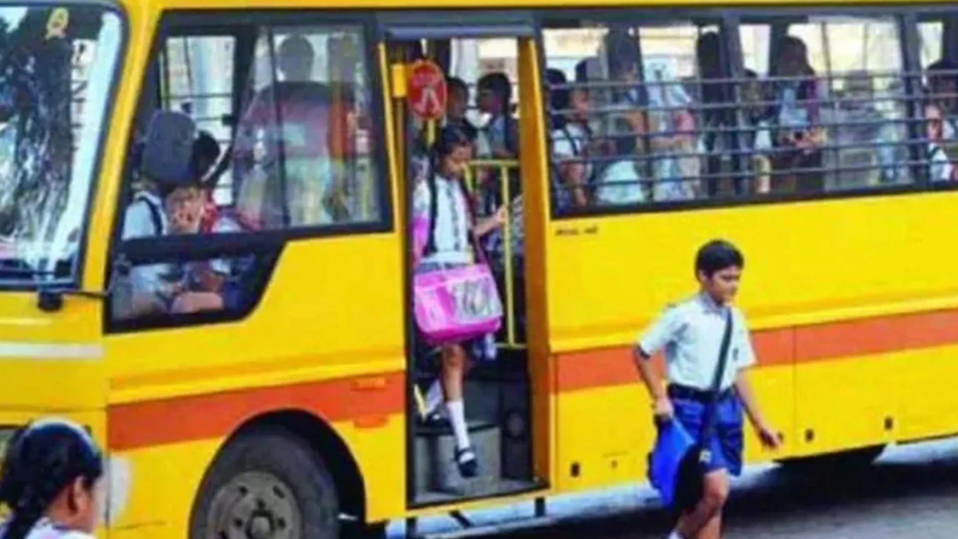 मुरादाबाद : स्कूल वाहनों की सूची मांगी, अवैध वाहनों पर होगी कार्रवाई