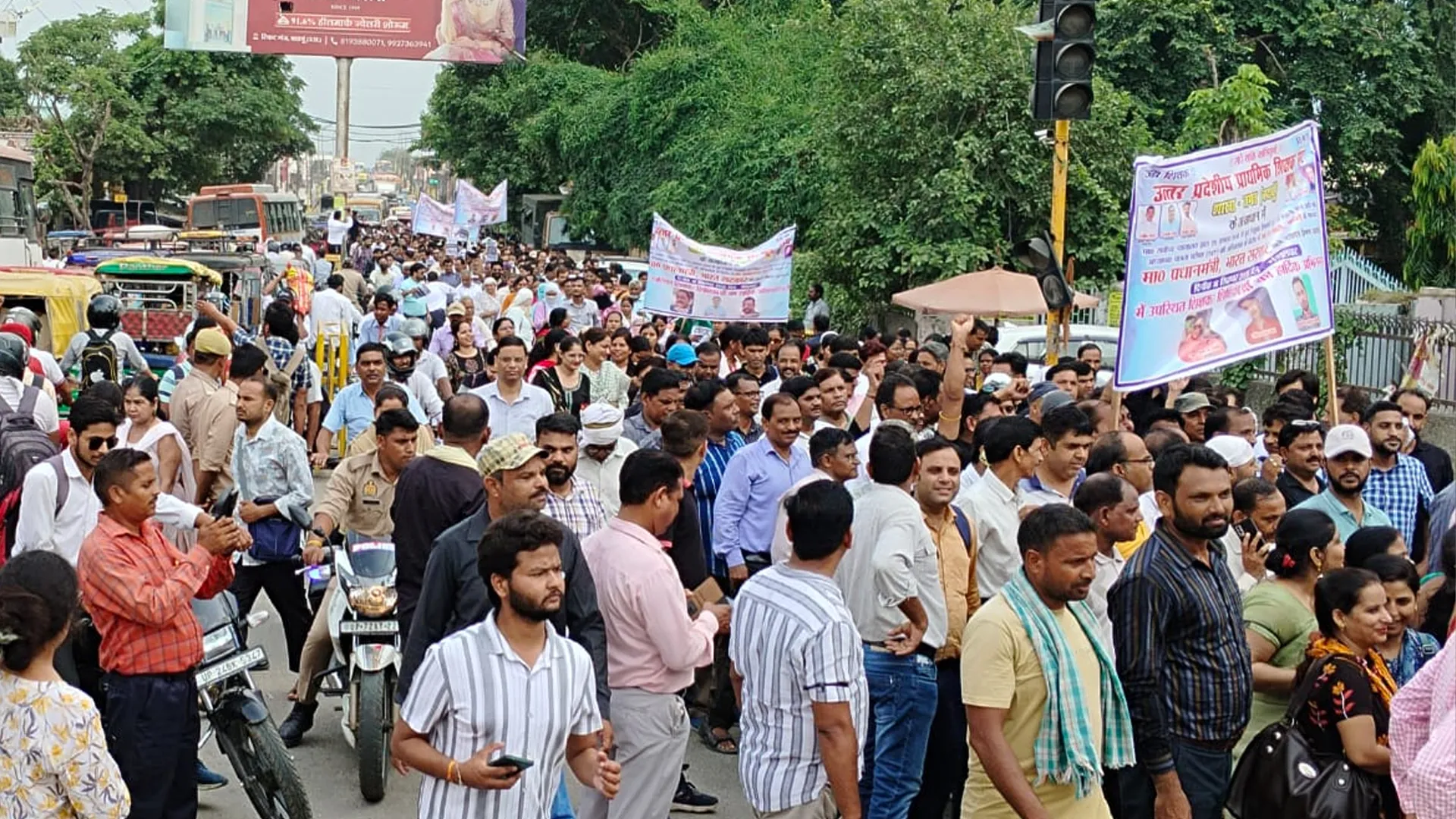 बदायूं : टीईटी अनिवार्यता के विरोध में शिक्षक, पैदल मार्च करके सौंपा ज्ञापन