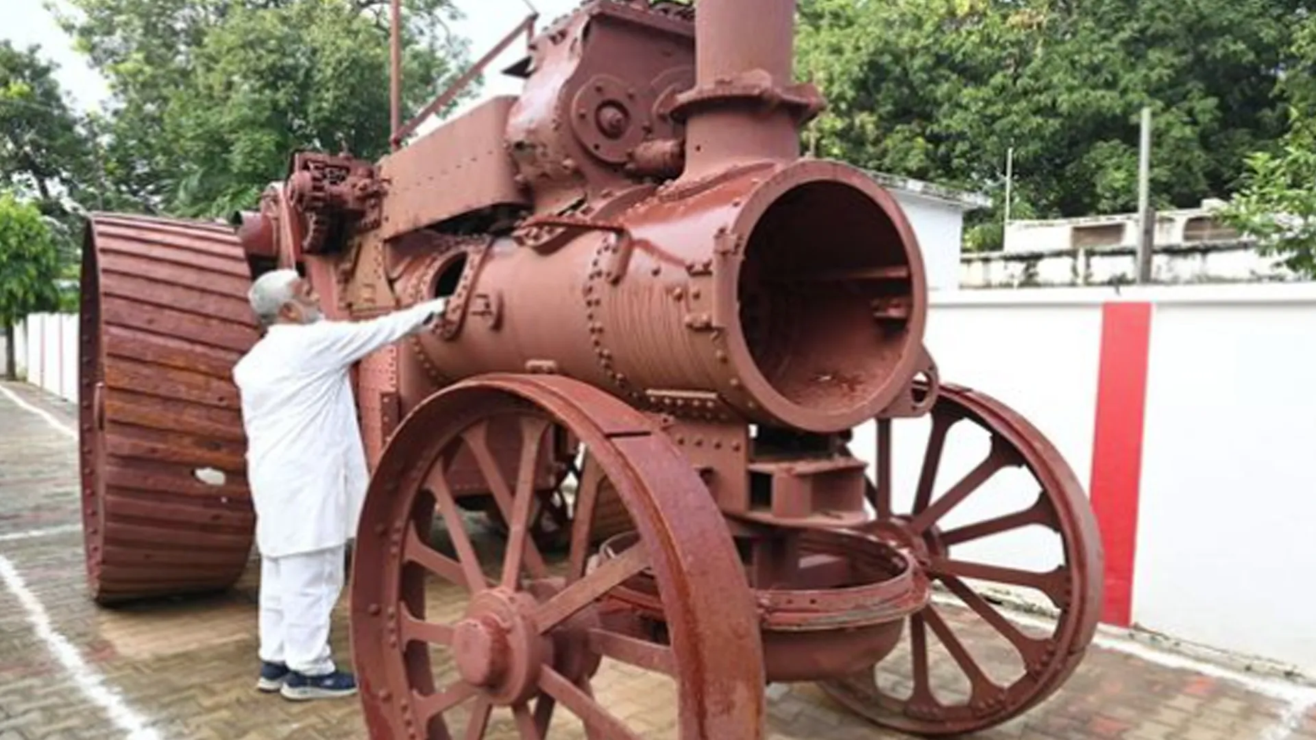 बरेली : जलशक्ति मंत्री ने जानीं 115 साल पुराने स्टीम ट्रैक्टर की खूबियां