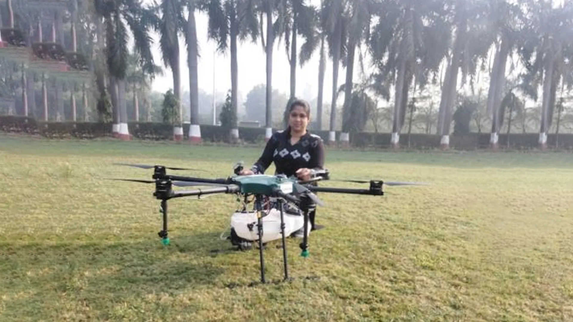 बरेली : किसानों की मदद कर सपनों को उड़ान दे रहीं ड्रोन दीदी किरन