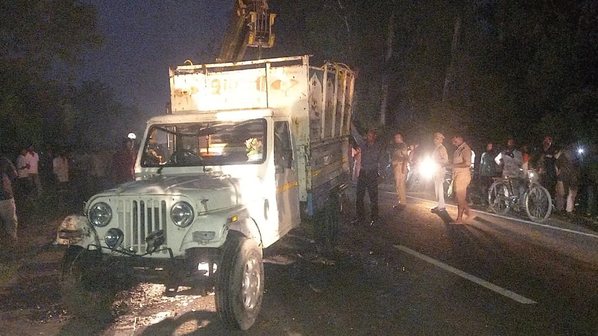 पीलीभीत: पिकअप की टक्कर से दो बच्चों की मौत, पिता गंभीर..आधार कार्ड अपडेट कराकर लौटते वक्त हादसा
