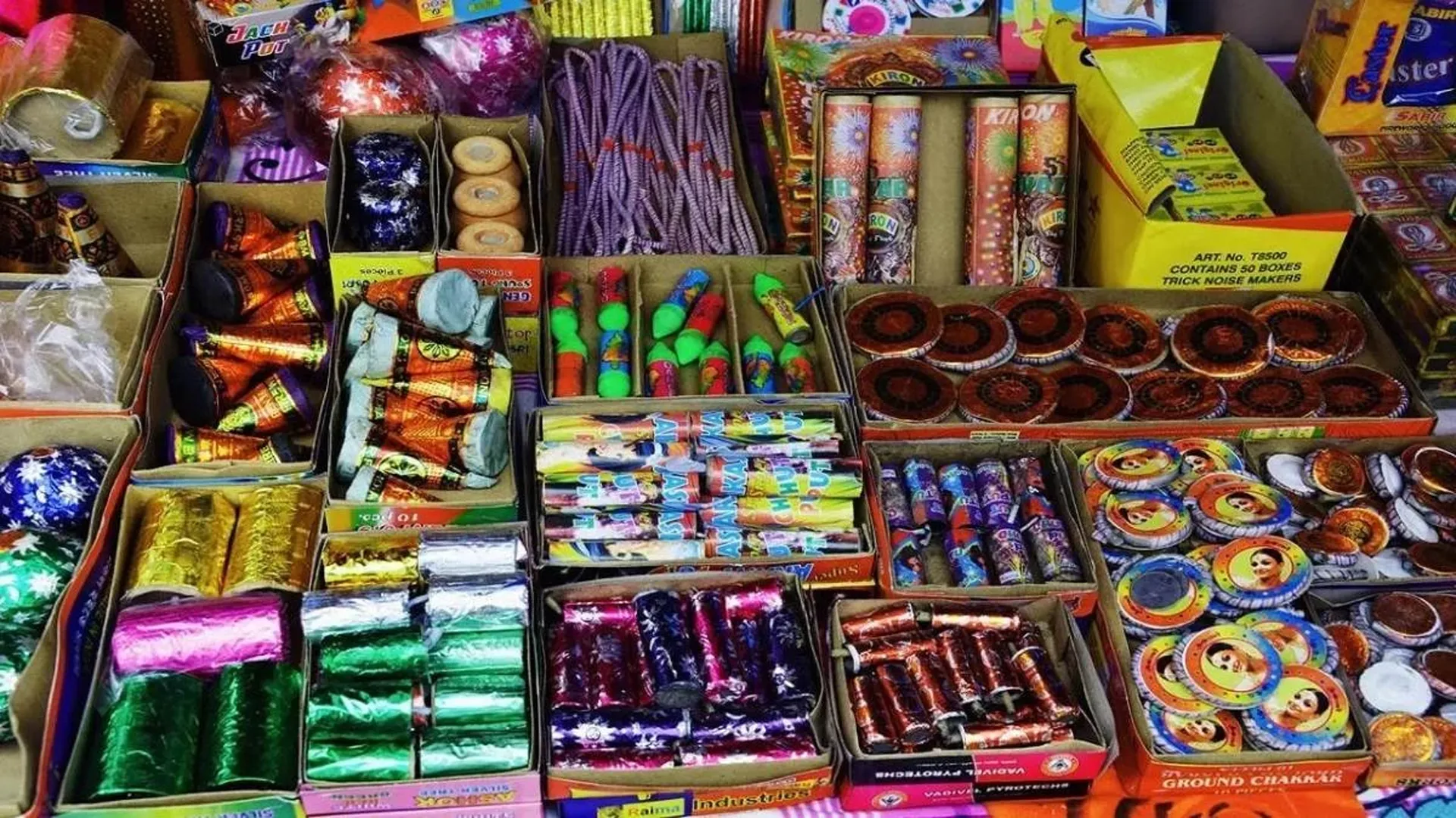 बरेली : आतिशबाजी की दुकानों-गोदाम की जांच के आदेश