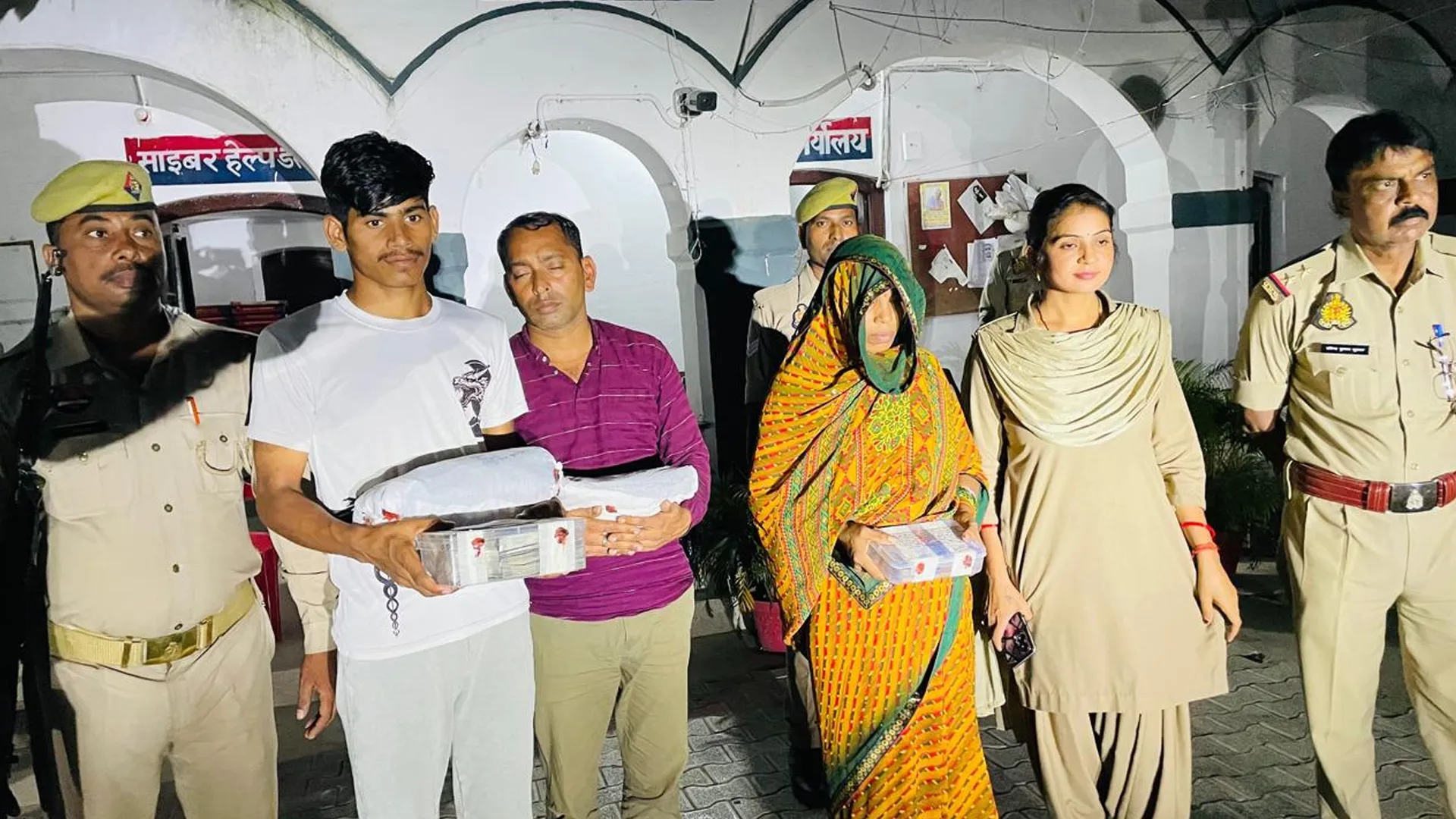 बदायूं : तस्करी करने वाली महिला समेत तीन गिरफ्तार, अफीम बरामद
