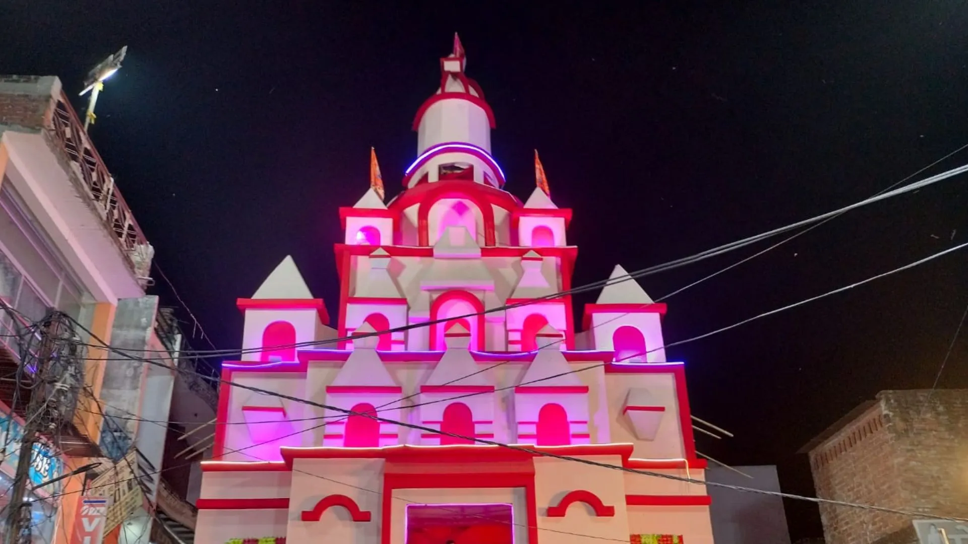 गोंडा में दुर्गा पूजा पांडालों का SP ने किया रात्रि भ्रमण, सुरक्षा व्यवस्था का लिया जायजा