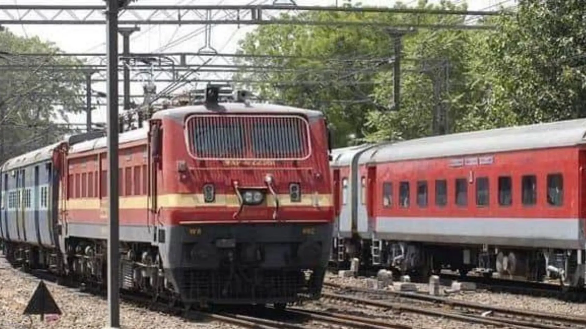 त्योहारों पर योगी सरकार का बड़ा तोहफा:दशहरा-छठ पर लखनऊ से चलेंगी स्पेशल ट्रेन, इन दिन से शुरू होगी सुविधा 