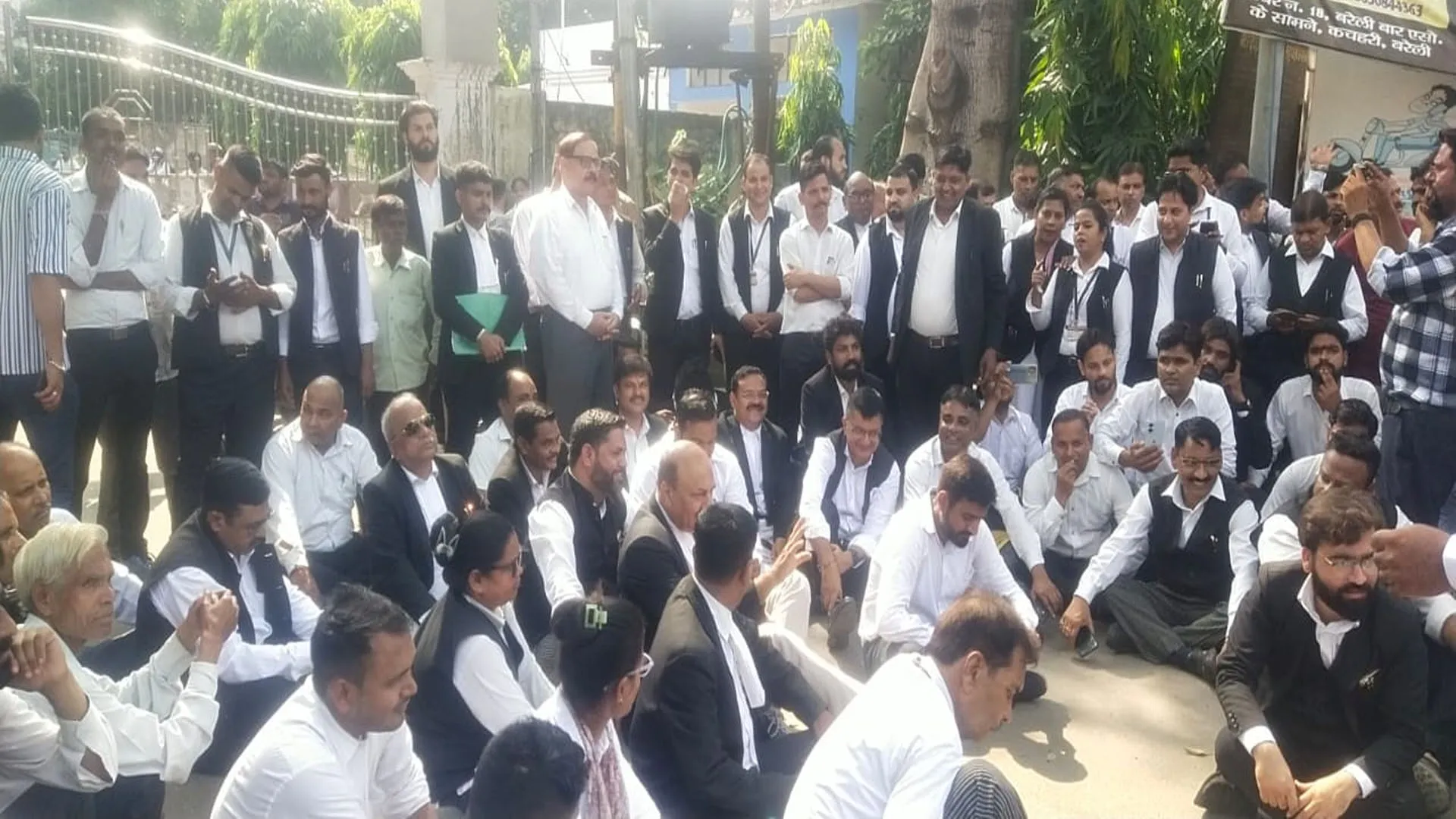 Bareilly : बनारस की घटना से नाराज अधिवक्ता पहुंचे कलेक्ट्रेट, नहीं आए डीएम तो धरने पर डटे