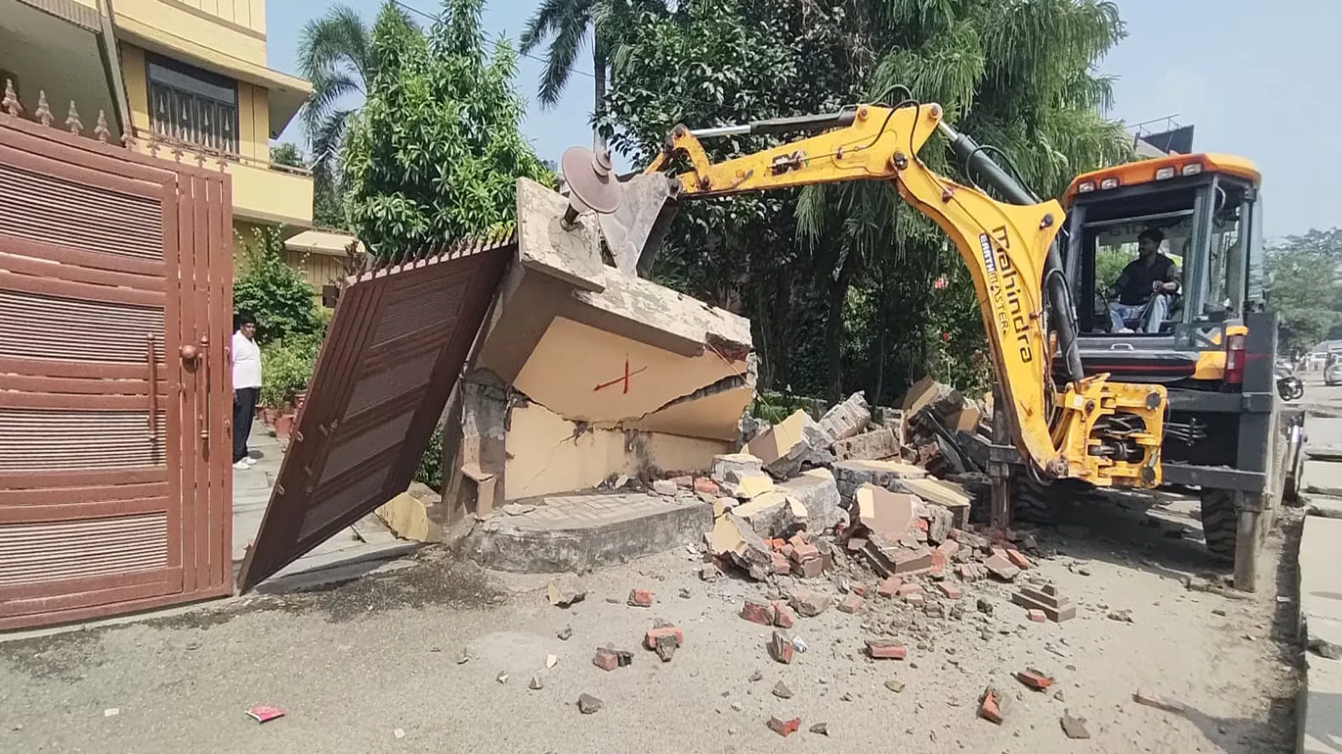  Rampur : सपा के पूर्व जिलाध्यक्ष के आवास की चारदीवारी तोड़ी, नगर पालिका का बुलडोजर गरजा