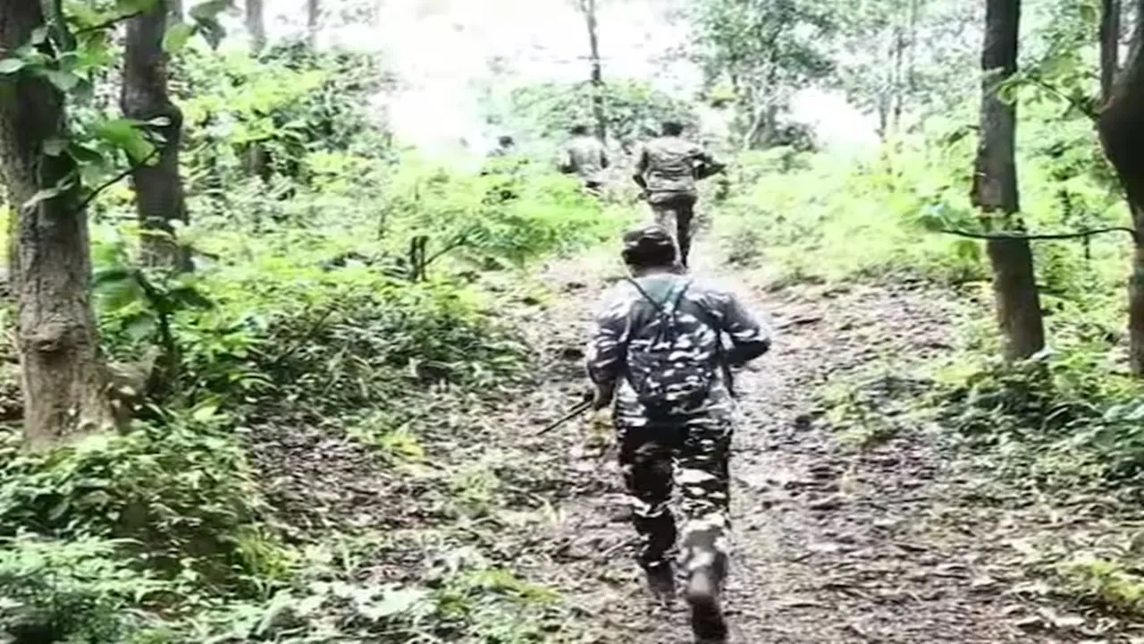  Jharkhand encounter: चाईबासा में पुलिस और नक्सलियों के बीच मुठभेड़, 10 लाख का इनामी अमित हांसदा ढेर 