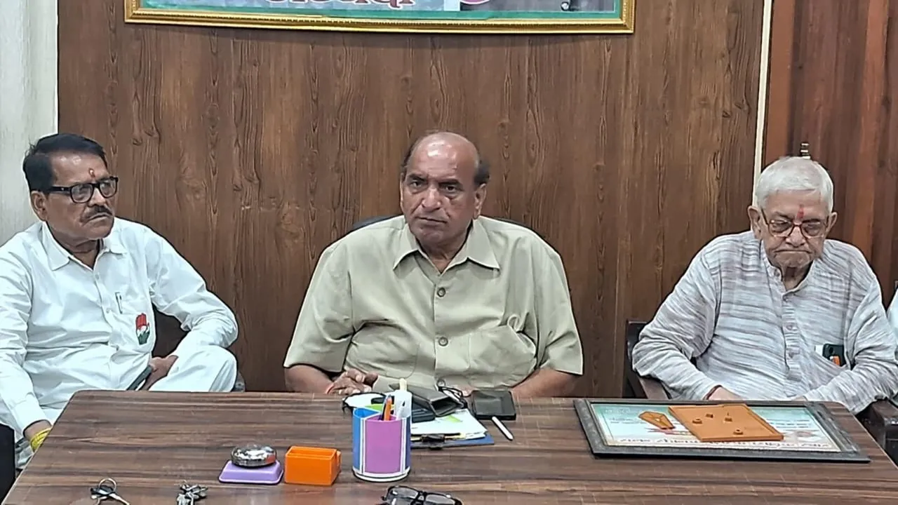 कानपुर :   कांग्रेसी महिलाएं भाजपा क्षेत्रीय अध्यक्ष को चूड़ियां भेंट करेंगी