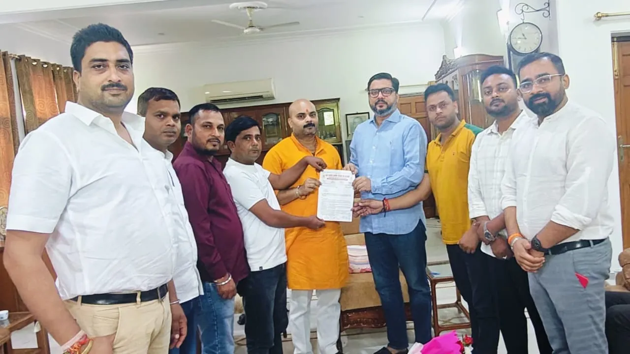 बाराबंकी न्यूज :  सांसद को शिक्षक संघ ने सौंपा ज्ञापन, बोले अभिषेक सिंह- पुरानी नियुक्तियों पर टीईटी अनिवार्यता अनुचित 