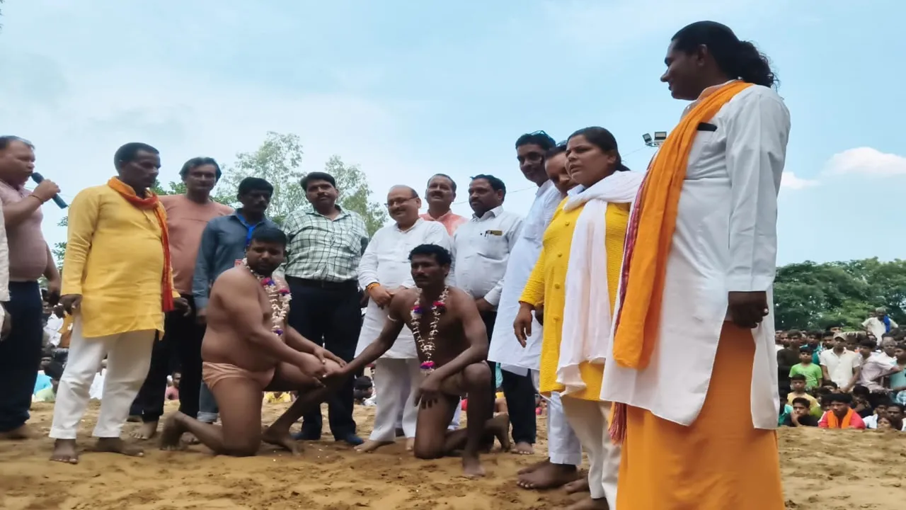 Barabanki News: नागलीला मेले में विराट दंगल, संदीप ने तूफान को दी पटखनी