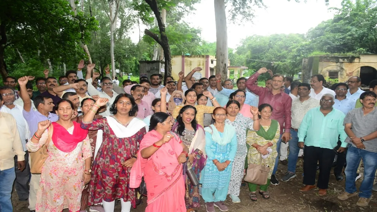 बाराबंकी: टेट की बाध्यता पर शिक्षकों में आक्रोश, प्रधानमंत्री को ज्ञापन भेजकर की यह मांग