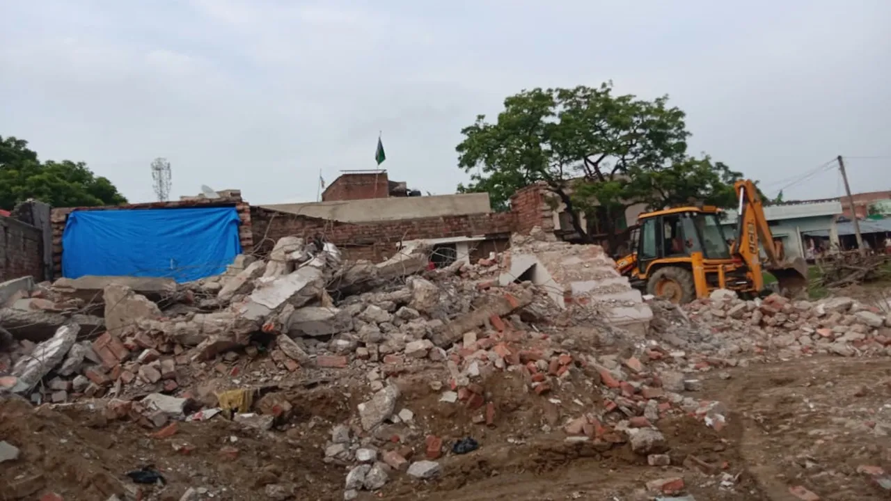 लोधेश्वर महादेव धाम:  कॉरिडोर निर्माण के लिए गरजा बुलडोजर, कई घर जमींदोज