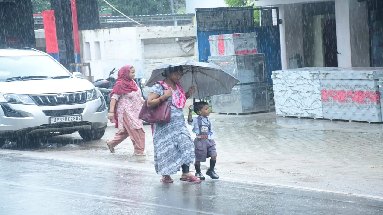  Barabanki Weather: बाराबंकी में बिजली की गड़गड़ाहट के साथ जमकर हुई बारिश, तो उमस के तेवर पड़े ठंडे  