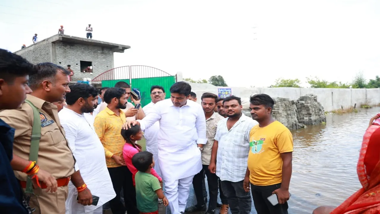 Kanpur flood: गंगा किनारे कई गांव डूबे, ग्रामीण करने लगे पलायन, शहर में भी घाटों पर हाई अलर्ट